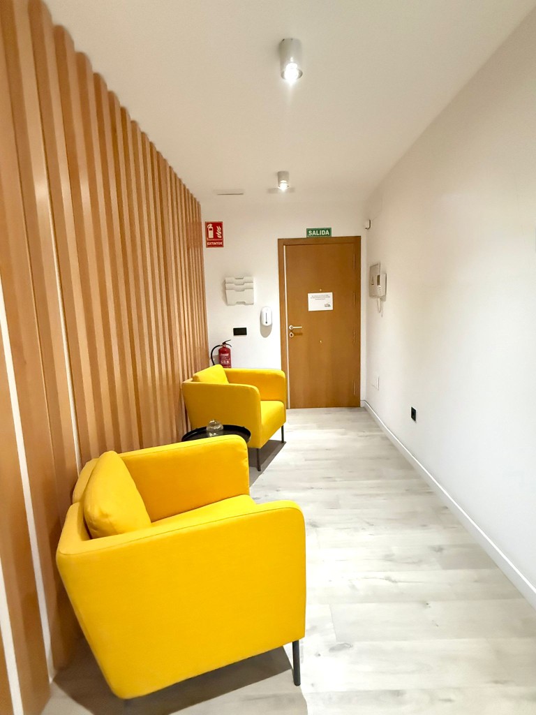 Interior de la oficina AVIRAGO: sala de trabajo con mesas claras y luz amplia.